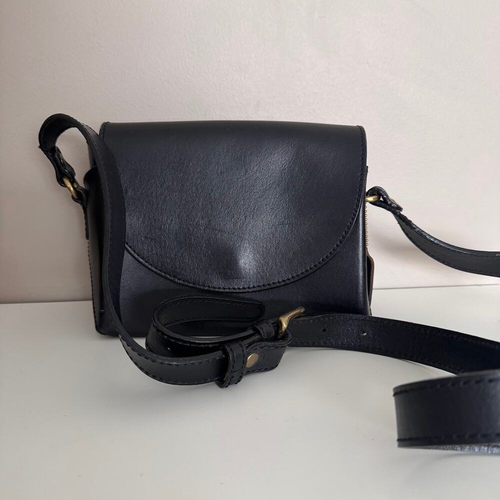 Vintage Delfino Black Leather Crossbody Bag Adjustable Buckle Strap Minimalist